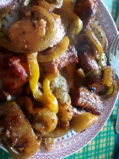 Una foto de Costillas de cerdo con tomates verdes frítos