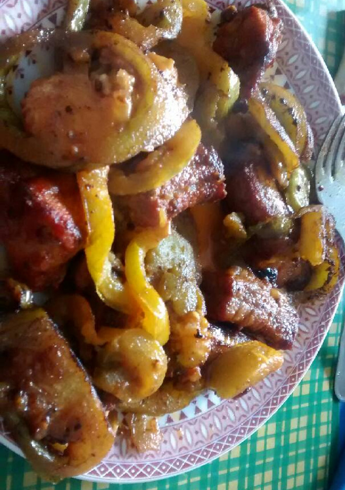 Una foto de Costillas de cerdo con tomates verdes frítos