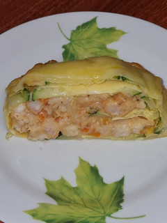 Una foto de Brazo gitano de calabacín y langostinos