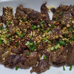 A picture of Beef fried with garlic.
