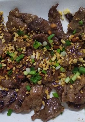 A picture of Beef fried with garlic.