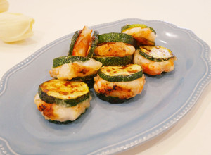 兩種材料「櫛瓜蝦滑堡」鮮美小配菜。 的食譜成品照片