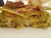 Una foto di lasagna con scamorza