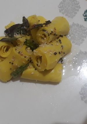 A picture of Khandvi.