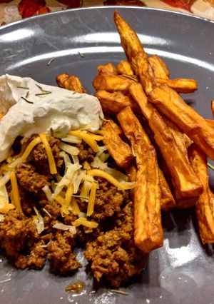 Una foto de Patata dulce fritas al romero acompañado con carne molida