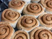 Una foto de rollos de canela saludable