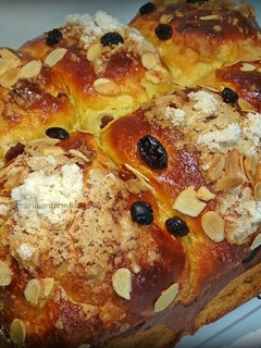 Una foto de Pan dulce de leche condensada con uvas pasas y naranja