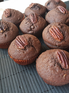 Csokis muffin pekandióval és vörösáfonyával recept fotója