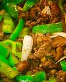 Thịt bò xào ớt chuông và nấm đông cô