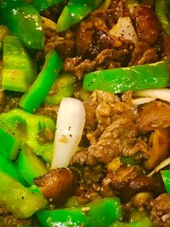 Hình của món Thịt bò xào ớt chuông và nấm đông cô.