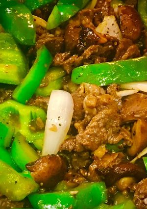 Hình của món Thịt bò xào ớt chuông và nấm đông cô.