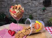 Una foto de postre de fresas con galleta