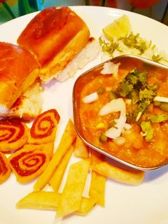 पाव भाजी (pav bhaji recipe in Hindi) रेसिपी मुख्य फोटो