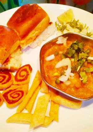 पाव भाजी (pav bhaji recipe in Hindi) रेसिपी मुख्य फोटो