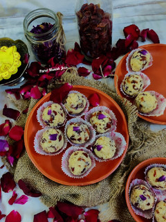 क्रैनबेरी रोज़ मलाई लड्डू(cranberry rose malai ladoo recipe in Hindi) रेसिपी मुख्य फोटो