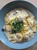 Raviolis frais au fromage, champignons sauce gorgonzola