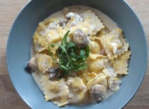 Une photo de Raviolis frais au fromage, champignons sauce gorgonzola