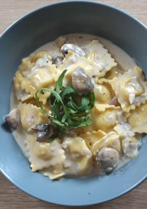 Une photo de Raviolis frais au fromage, champignons sauce gorgonzola