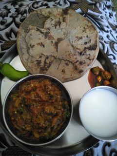 સ્વાદિષ્ટ કાઠિયાવાડી થાળી ૨ીંગણ નો ઓળો બાજરા નો રોટલો રેસીપી મુખ્ય ફોટો