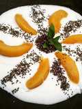 Yogurt com mel, pêssegos em conserva e chia