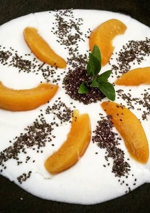 Foto de Yogurt com mel, pêssegos em conserva e chia