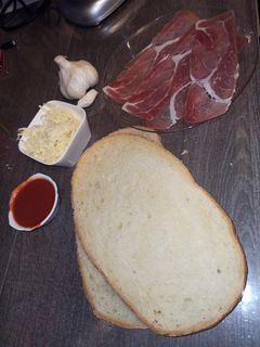 Une photo de Pan con tomate...