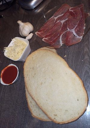 Une photo de Pan con tomate...