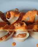 Caracolas o lumaconi gigantes rellenas de carne y sobrasada con salsa de piquillos