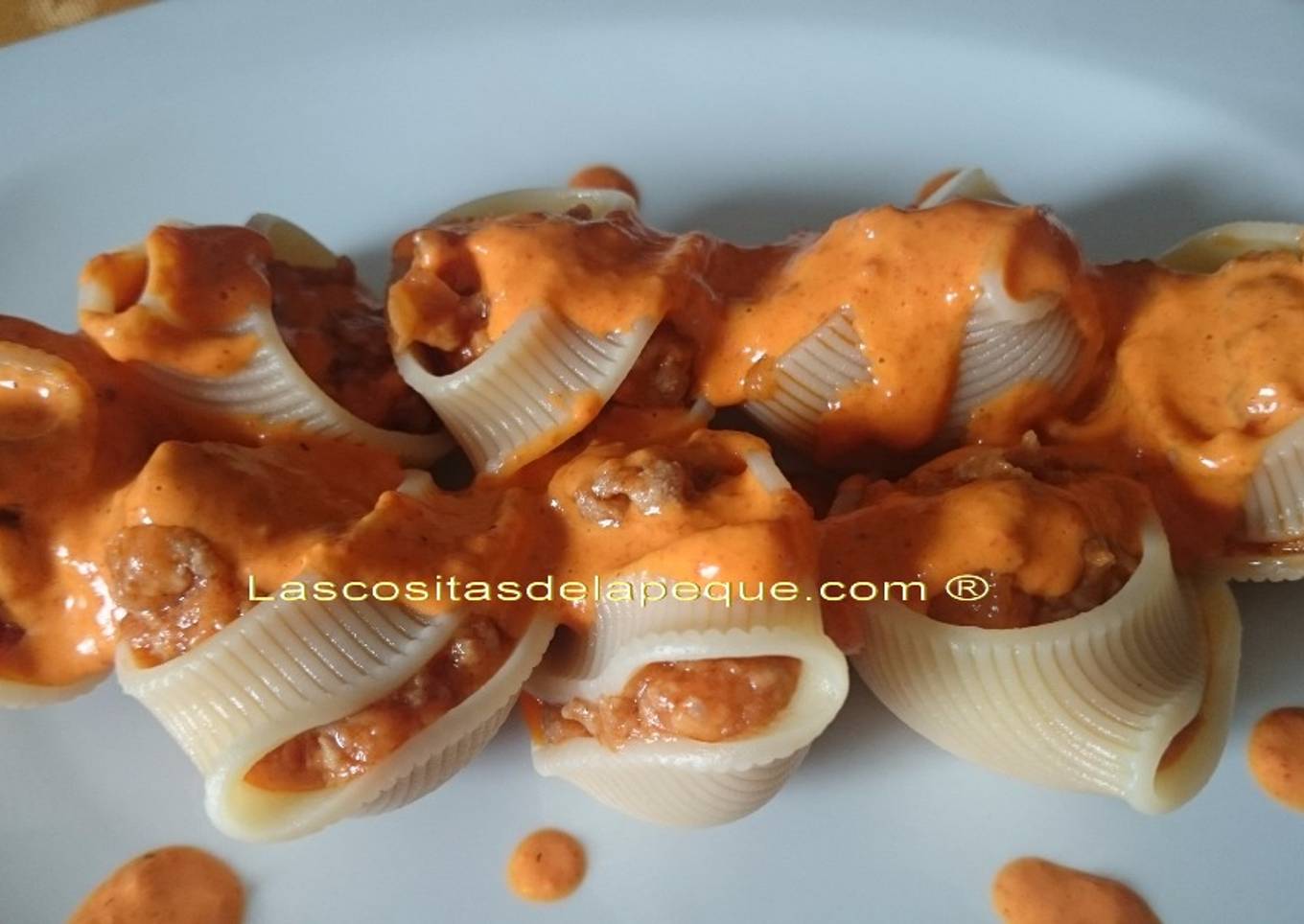 Caracolas o lumaconi gigantes rellenas de carne y sobrasada con salsa de piquillos