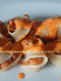 Una foto de Caracolas o lumaconi gigantes rellenas de carne y sobrasada con salsa de piquillos