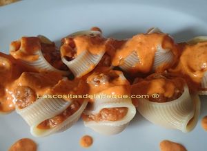 Foto principal de Caracolas o lumaconi gigantes rellenas de carne y sobrasada con salsa de piquillos