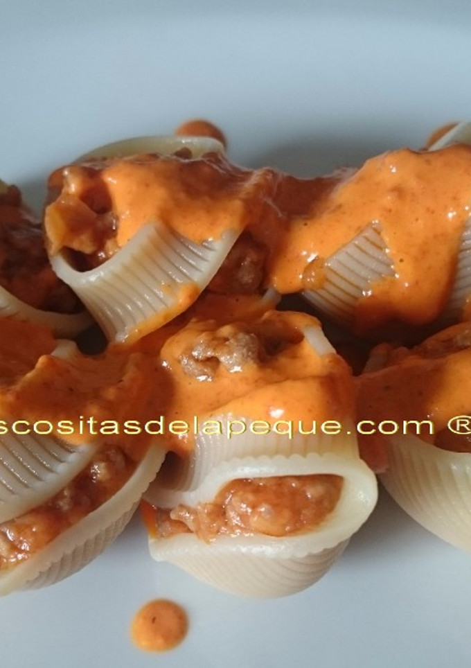 Una foto de Caracolas o lumaconi gigantes rellenas de carne y sobrasada con salsa de piquillos