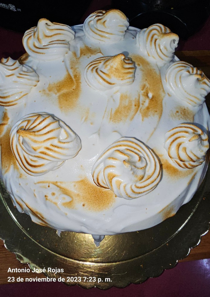 Una foto de Carrot cake con nueces y pistachos