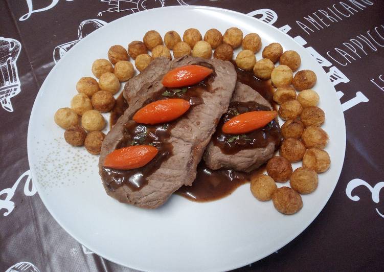 Faux-filets, sauce marchand de vin, pommes noisette et carottes tournées glacées