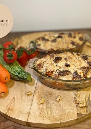 Une photo de Crumble salé aux légumes d'été, noix et féta