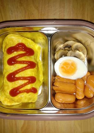 รูปของ ข้าวกล่องไข่ห่อข้าว (Egg-wrapped Rice Lunch Box)