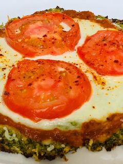 A picture of Broccoli tomato Pizza.