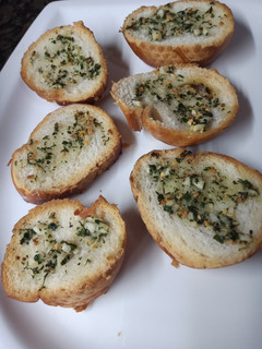 Una foto de Pan de ajo (bien tostado)