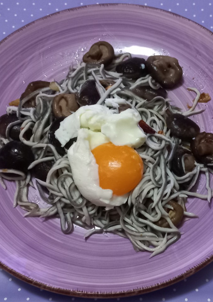 Una foto de Gulas, setas y huevo poché