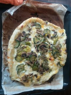 Una foto de Pizza hojaldrada de puerro y champiñones 😋👍