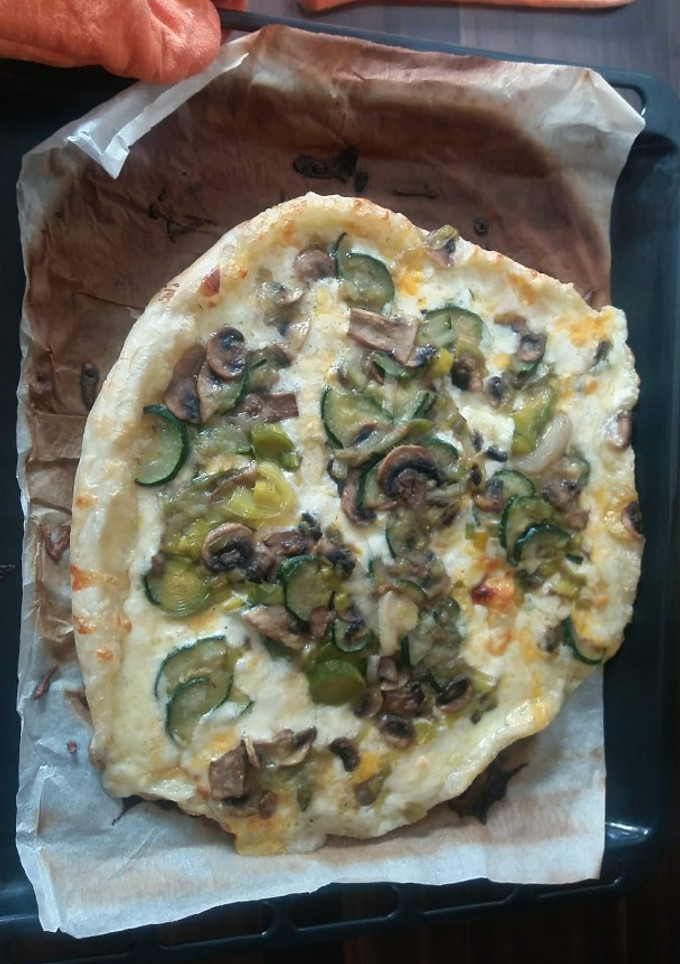 Una foto de Pizza hojaldrada de puerro y champiñones 😋👍