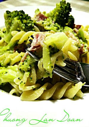 Hình của món Mỳ Fusilli Với Broccoli Sốt Kem.