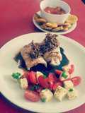 Corvina con salsa de soja con ensalada de cherrys y queso