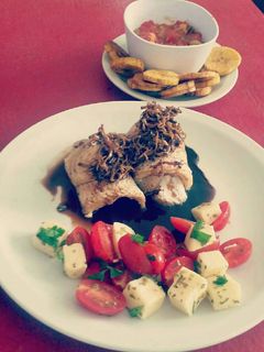 Una foto de Corvina con salsa de soja con ensalada de cherrys y queso