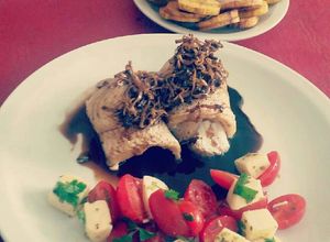 Una foto de Corvina con salsa de soja con ensalada de cherrys y queso