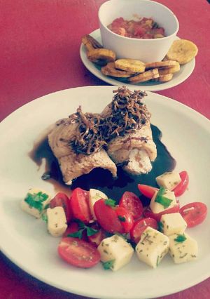 Una foto de Corvina con salsa de soja con ensalada de cherrys y queso
