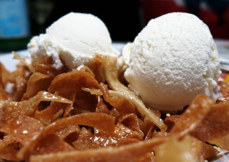 Honey crispy noodles with ice cream