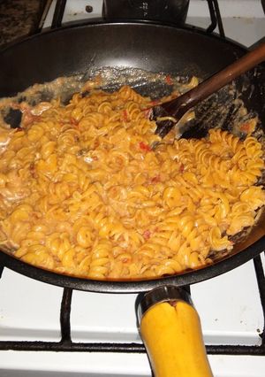 Una foto de Fideos con salsa rosa 🤙