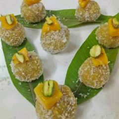 A picture of Instant Mango coconut ladoo.