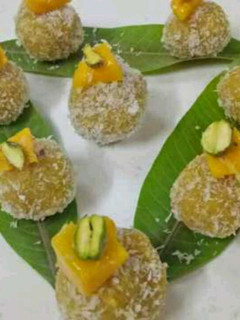 A picture of Instant Mango coconut ladoo.